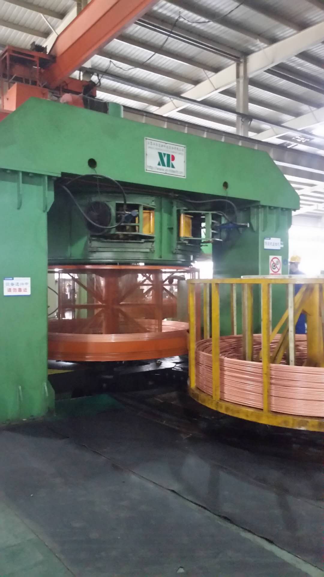 銅管生產(chǎn)現場(chǎng)-倒立式盤(pán)拉機